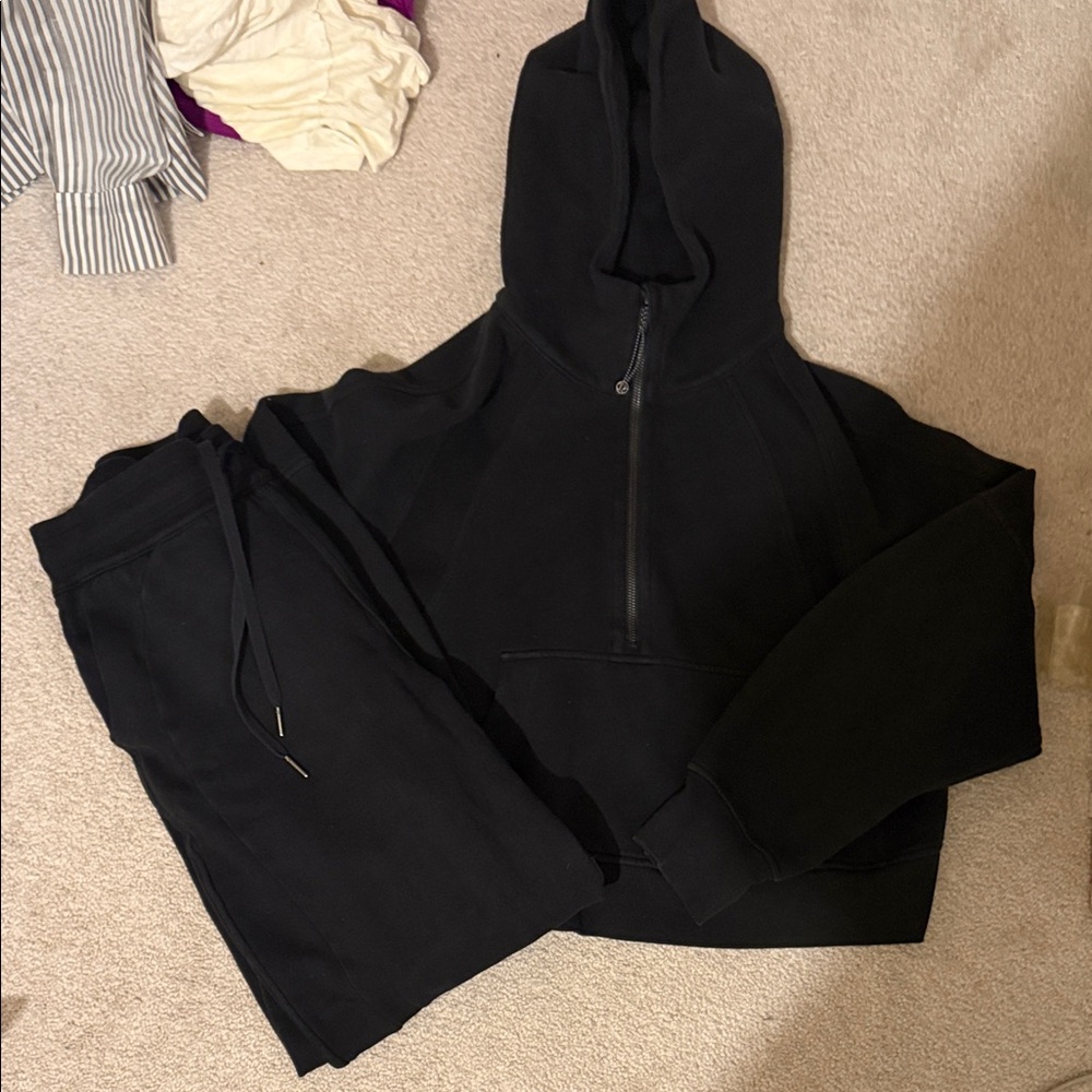lululemon athletica black scuba half zip and scuba joggers Set